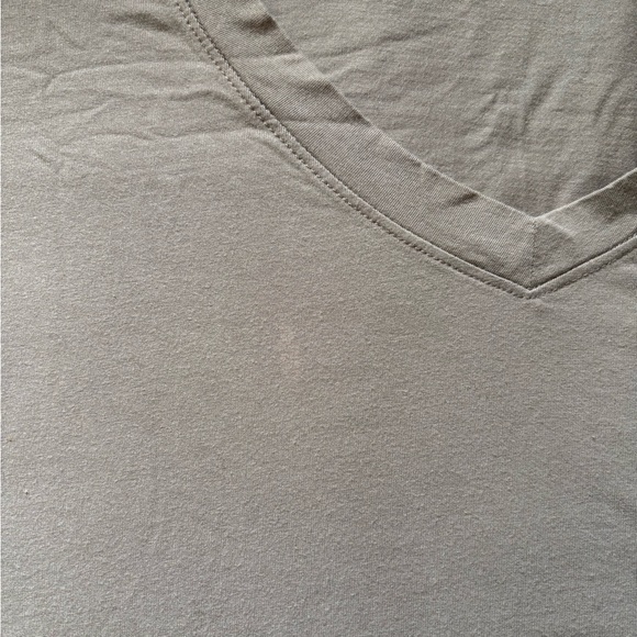 Aritzia Foundation V-neck T-shirt - Picture 6 of 7